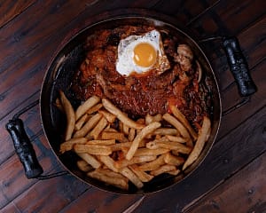 Cerdo huevo y fritas Cerdo huevo y fritas